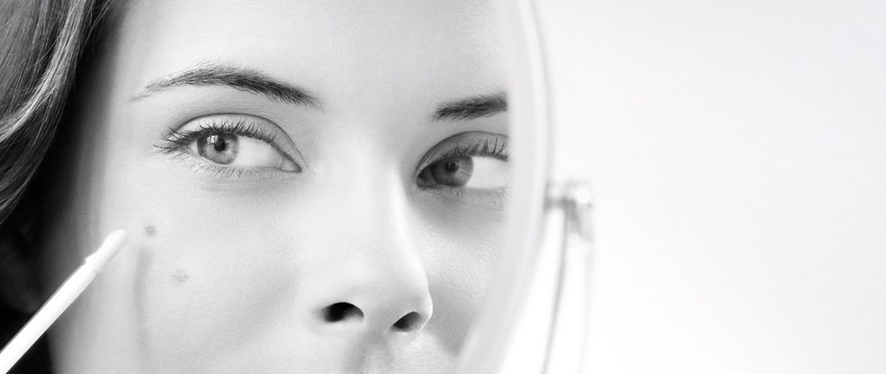 Un modèle Eucerin utilise un stylo correcteur pour masquer ses taches brunes