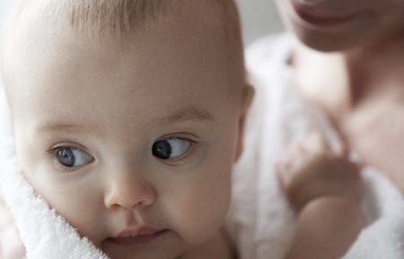 nourrisson enroulé dans une couverture