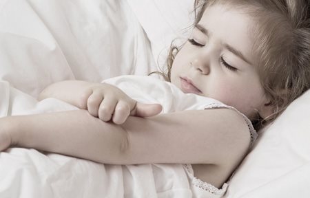 Jeune fille se grattant