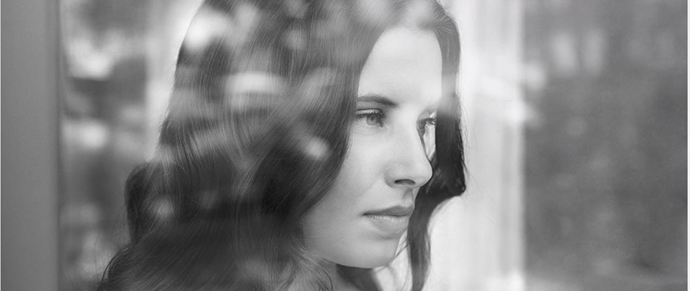 Femme regardant par la fenêtre