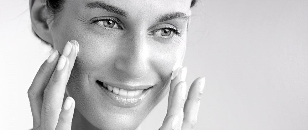 Femme utilisant une crème