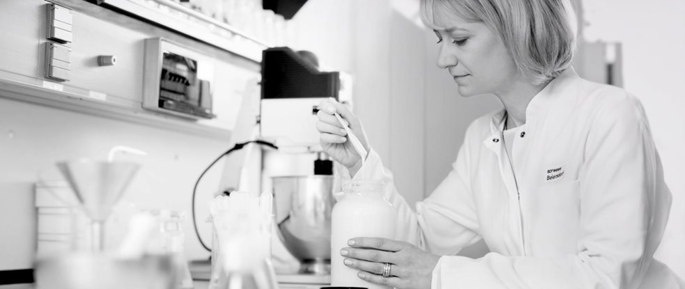 Une scientifique dans un laboratoire