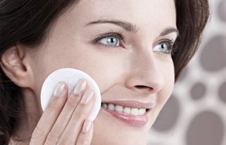 Femme se nettoyant le visage