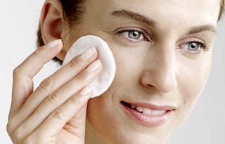 Femme utilisant la lotion tonique