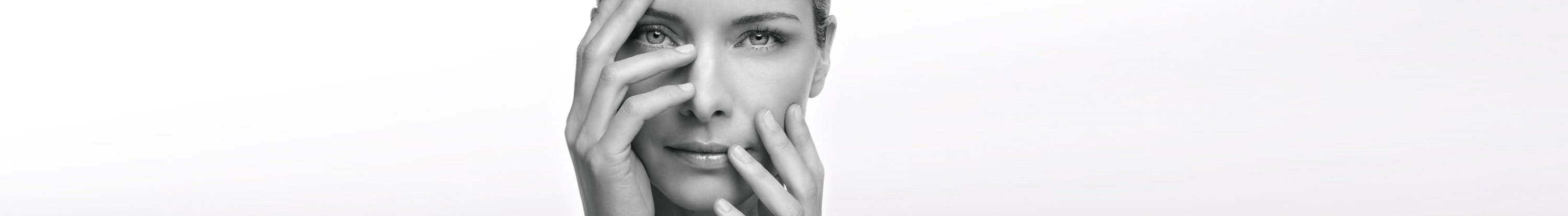 Femme tenant sa main devant son visage