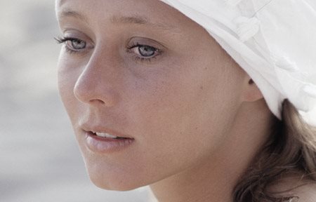 Femme portant une coiffe blanche.