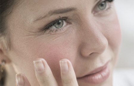Femme se touchant le visage avec la main