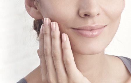 Femme appliquant le soin anti-rides jour ou nuit Eucerin Hyal-Urea