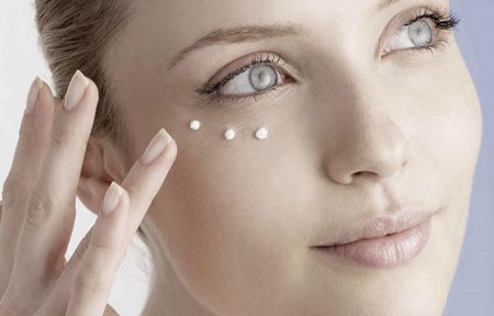 Femme appliquant le soin contour des yeux Eucerin Hyal-Urea