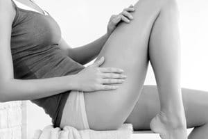 Femme appliquant un produit Eucerin sur la main