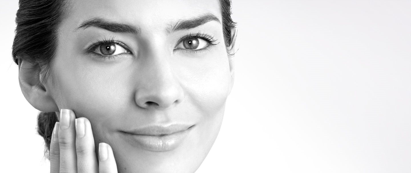 Femme se touchant le visage