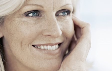 Femme d'âge mûr souriant