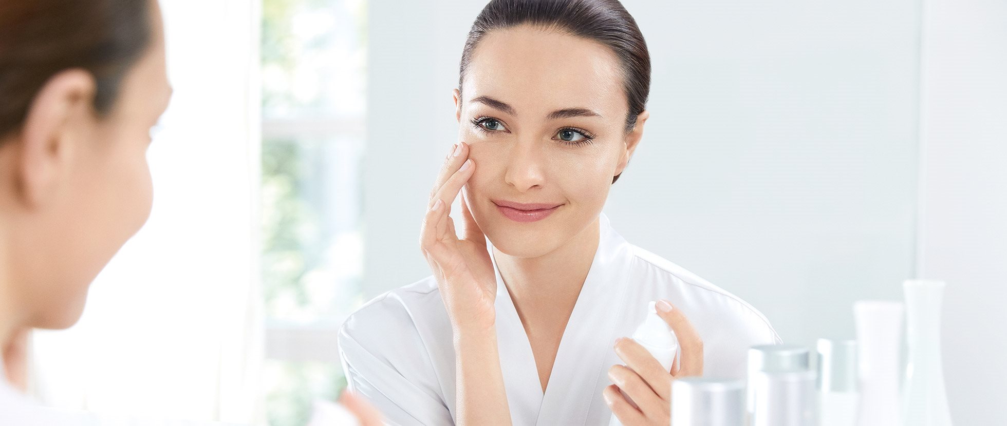 Un modèle Eucerin utilise un stylo correcteur pour masquer ses taches brunes