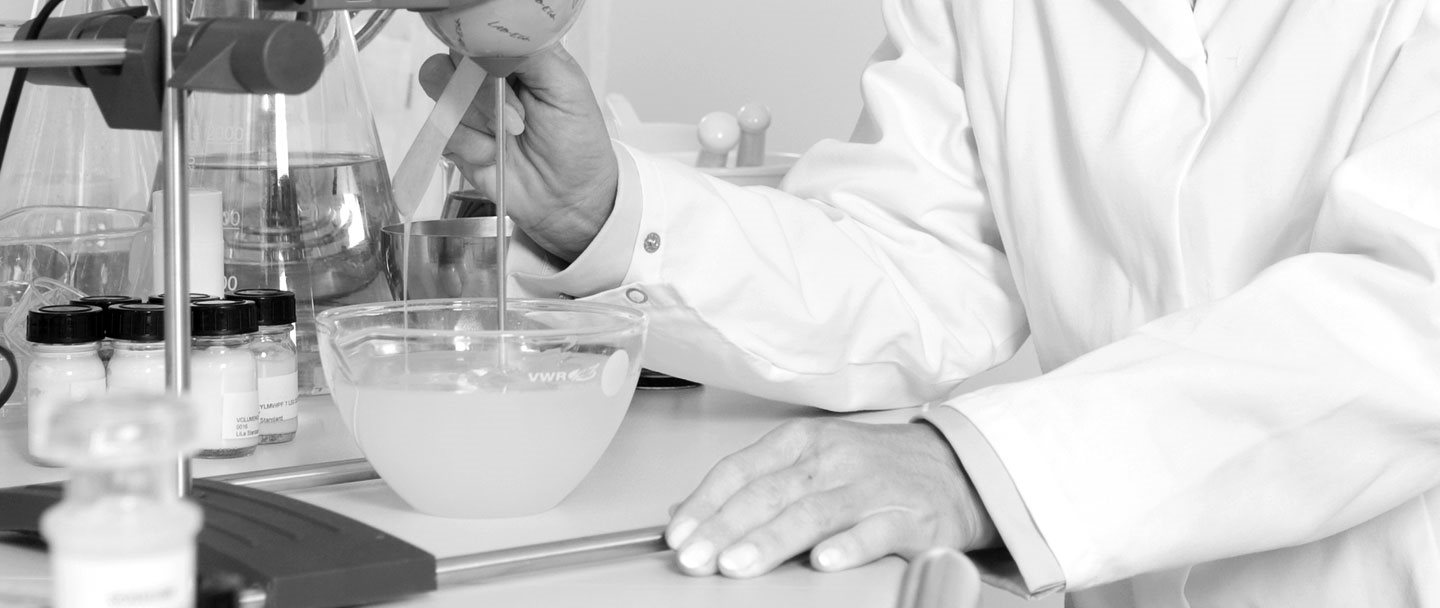 Une scientifique dans un laboratoire